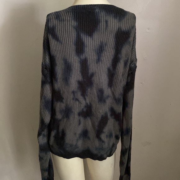 Numero Sweater - Picture 5 of 6